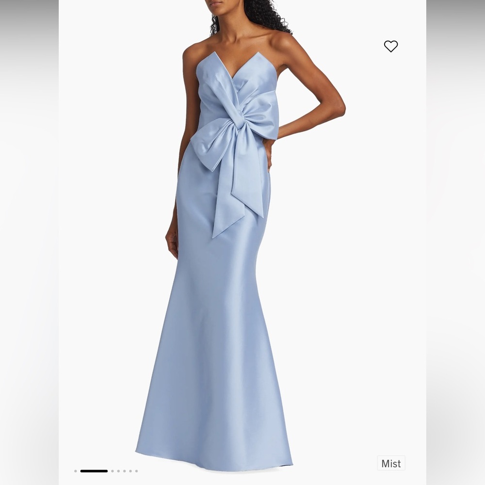 Badgley Mischka
Strapless Bow Gown